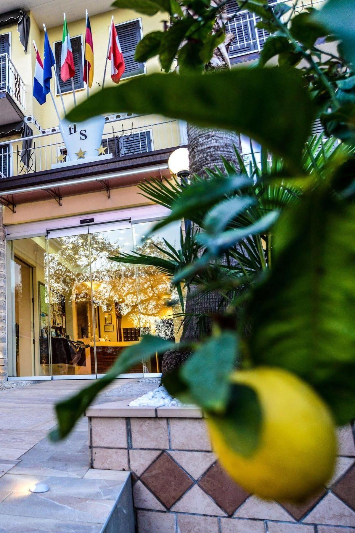 Hotel Sorriso Тосколано-Мадерно Екстер'єр фото